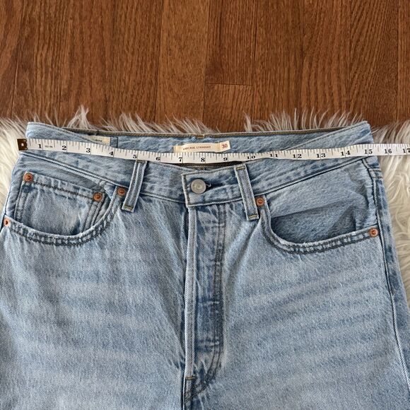 Levi’s Premium Ribcage Straight Jeans Women’s Size 30 Button-Fly Lightwash Denim - Picture 6 of 14